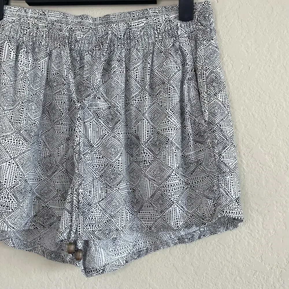Old Navy Black & White Dotted Pull-on Shorts - Size S